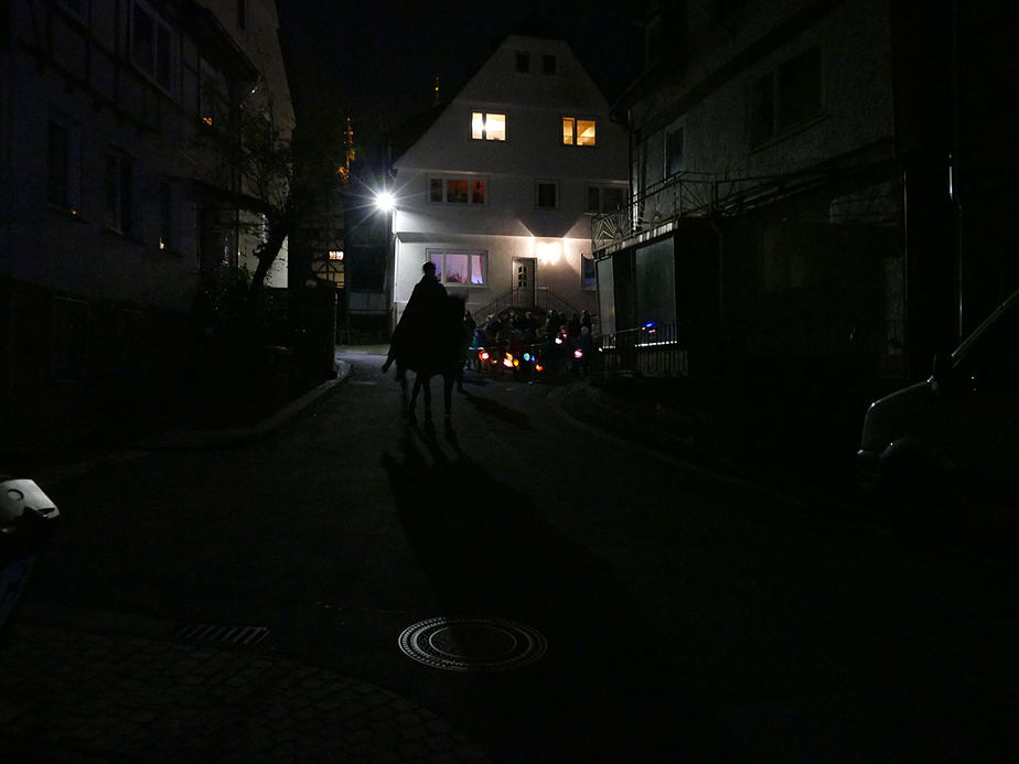 Sankt Martin Laternenumzug durch die Stadt (Foto: Karl-Franz Thiede)